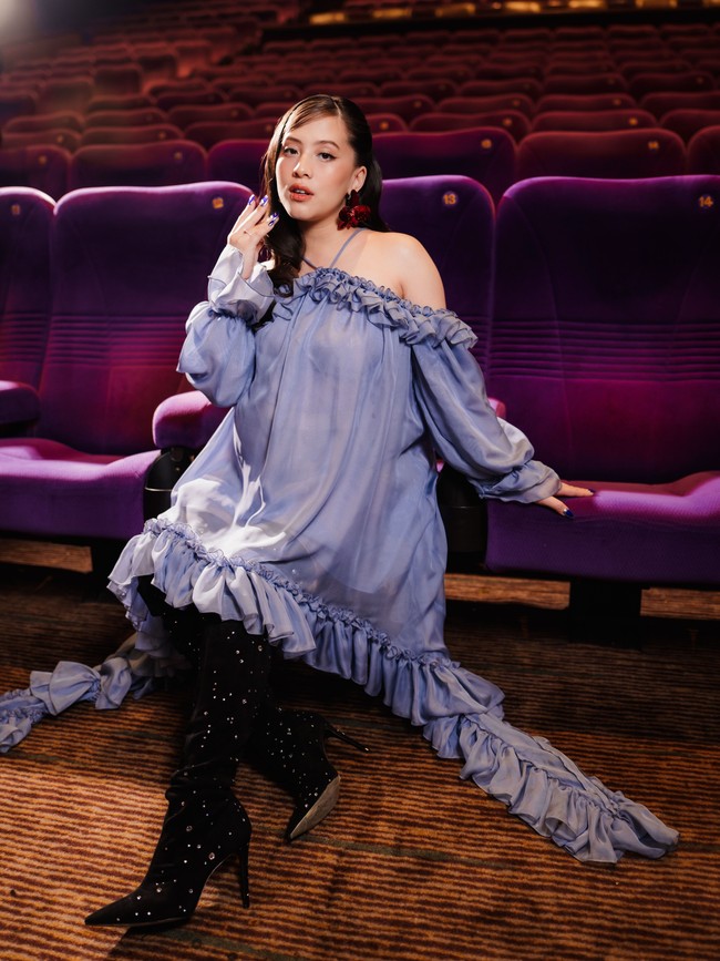 Boots hitam setinggi paha dengan taburan kristal memberi nuansa edgy pada penampilannya. Boots datang dari koleksi Stuart Weitzman. Foto: Instagram/@zaraadhsty @@armanfebryan