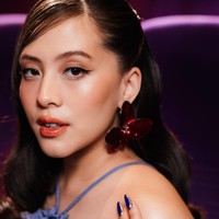 Untuk aksesori, ia mengenakan anting besar berbentuk kupu-kupu berwarna merah burgundy, yang menjadi aksen warna cukup kuat di antara dominasi biru muda dan hitam. Foto: Instagram/@zaraadhsty @@armanfebryan