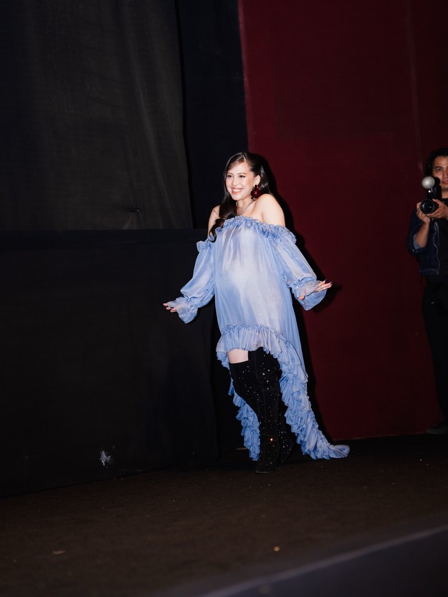 Detail ruffle, warna cerah, siluet longgar, dan detail dramatis memang populer dalam maternity fashion. Sejumlah selebriti pun kerap menggunakan elemen serupa untuk menonjolkan baby bump. Foto: Instagram/@zaraadhsty @@armanfebryan