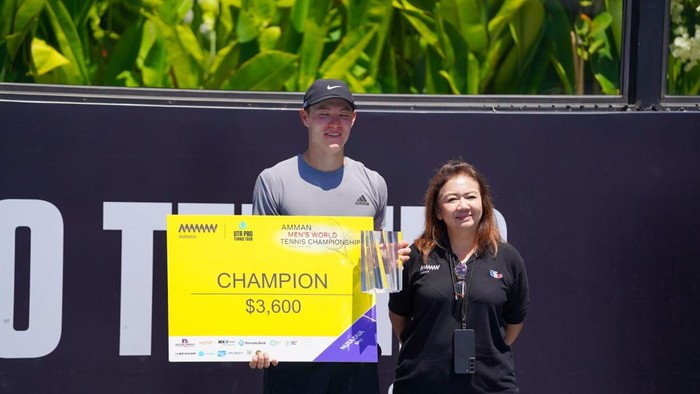 Selesai sudah UTR PTT Mens World Tennis Championship 2026. Tampil sebagai juara adalah petenis asal Amerika Serikat Alexander Chang.