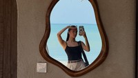 Bali menjadi destinasi pilihannya untuk sejenak berlibur, seperti yang ia tuliskan dalam caption unggahannya yakni short gateway, tanpa menunjukkan lokasi liburan itu secara detail. Dia hanya menandai location dengan Bali. (Instagram/@amandarawles)