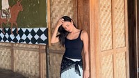 Bintang film Dear Nathan ini tampil begitu cantikan dengan balutan busana yang sederhana. Pas dengan suasana pantai. (Instagram/@amandarawles)