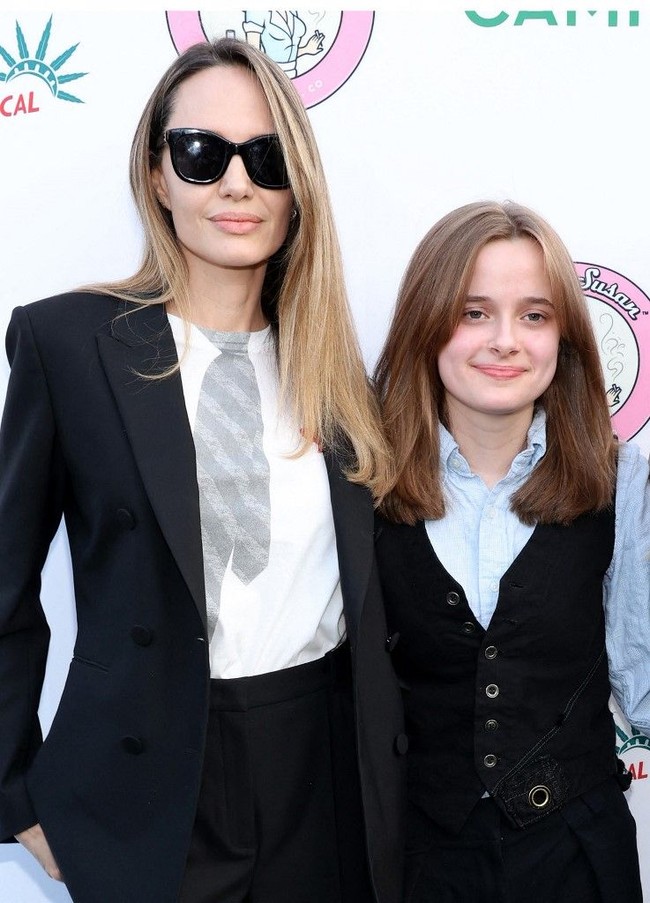 Vivienne yang terlahir dengan nama Vivienne Marcheline Jolie-Pitt telah memasang iklan di surat kabar untuk secara resmi menghapus nama belakang ayahnya. Seperti dikutip Page Six, remaja 18 tahun tersebut telah mempublikasikan pemberitahuan permohonannya di Los Angeles Daily Journal seminggu sekali selama empat minggu berturut-turut.  Foto: Dok. AFP