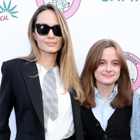 Vivienne yang terlahir dengan nama Vivienne Marcheline Jolie-Pitt telah memasang iklan di surat kabar untuk secara resmi menghapus nama belakang ayahnya. Seperti dikutip Page Six, remaja 18 tahun tersebut telah mempublikasikan pemberitahuan permohonannya di Los Angeles Daily Journal seminggu sekali selama empat minggu berturut-turut.  Foto: Dok. AFP