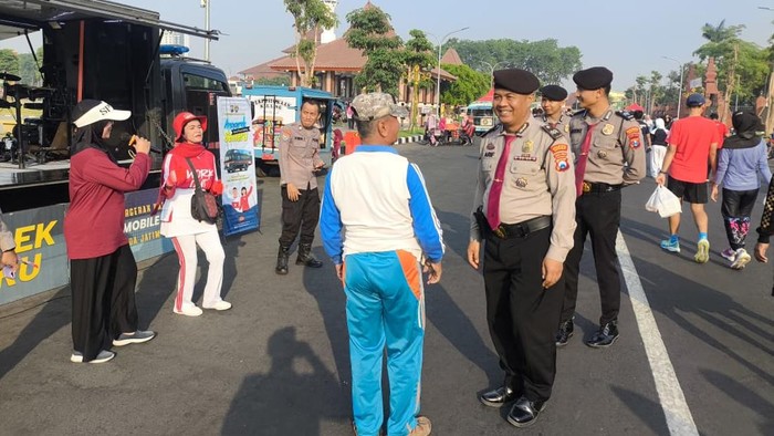 Anggota Polresta Sidoarjo saat amankan Car Free Day