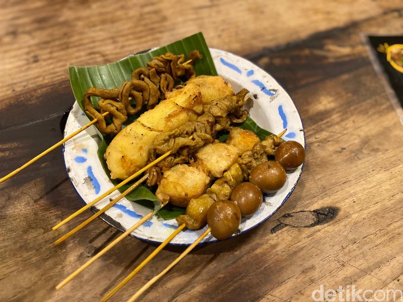 Angkringan Omah Semar di Solo menawarkan suasana Jawa dengan puluhan menu enak.