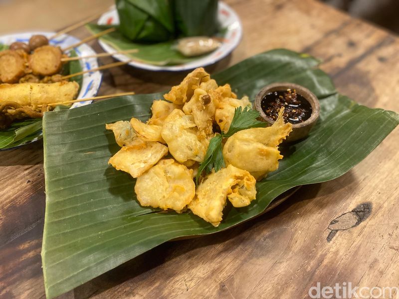 Angkringan Omah Semar di Solo menawarkan suasana Jawa dengan puluhan menu enak.