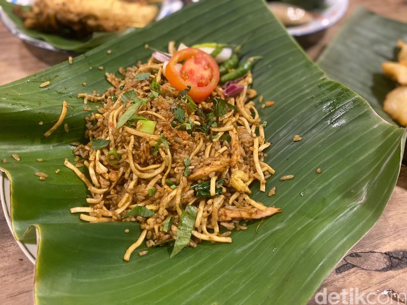 Angkringan Omah Semar di Solo menawarkan suasana Jawa dengan puluhan menu enak.