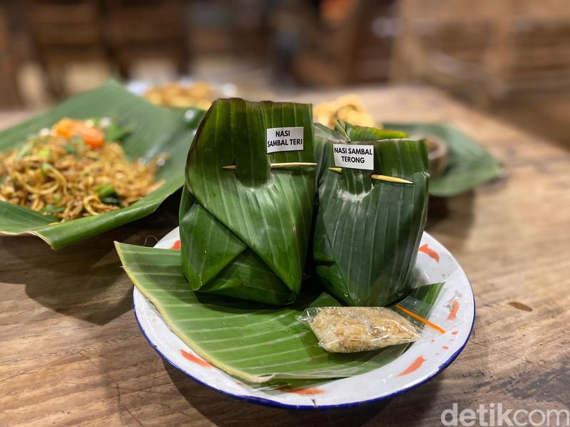 Angkringan Omah Semar di Solo menawarkan suasana Jawa dengan puluhan menu enak.