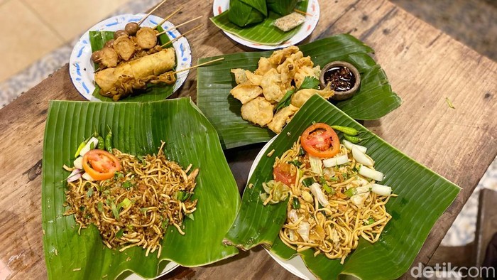 Angkringan Omah Semar di Solo menawarkan suasana Jawa dengan puluhan menu enak.