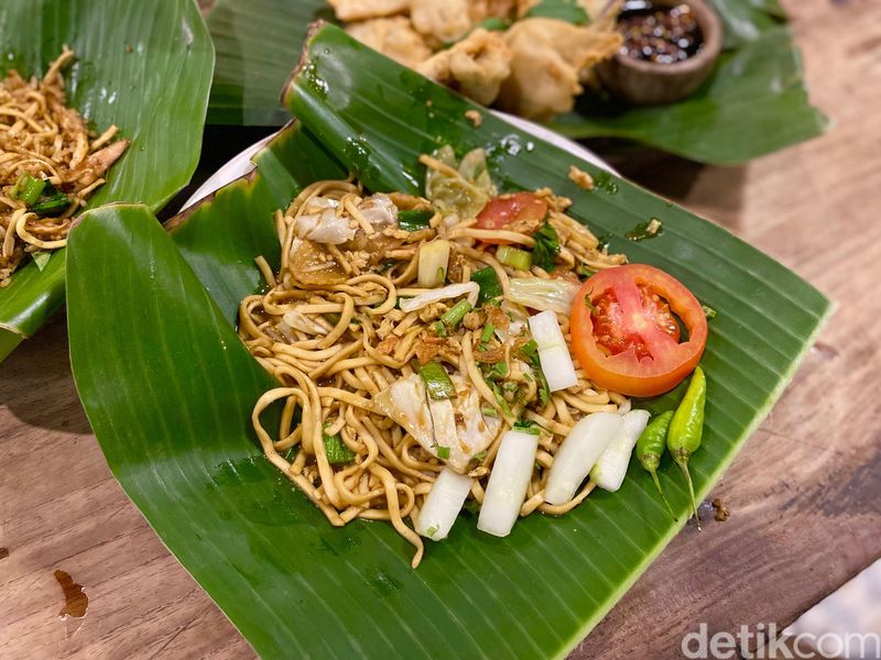 Angkringan Omah Semar di Solo menawarkan suasana Jawa dengan puluhan menu enak.