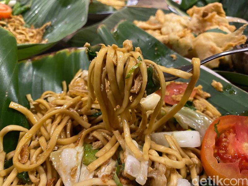 Angkringan Omah Semar di Solo menawarkan suasana Jawa dengan puluhan menu enak.