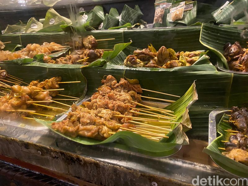 Angkringan Omah Semar di Solo menawarkan suasana Jawa dengan puluhan menu enak.