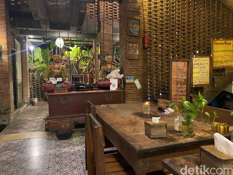 Angkringan Omah Semar di Solo menawarkan suasana Jawa dengan puluhan menu enak.