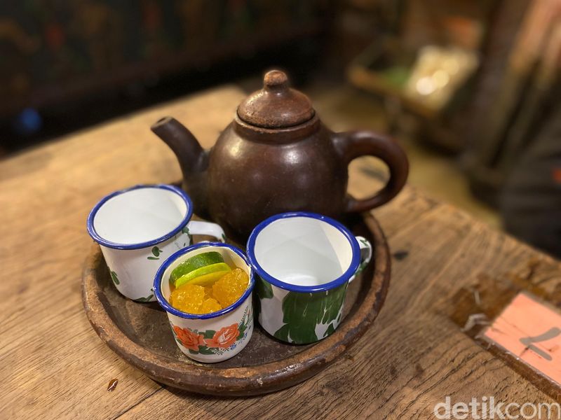 Angkringan Omah Semar di Solo menawarkan suasana Jawa dengan puluhan menu enak.