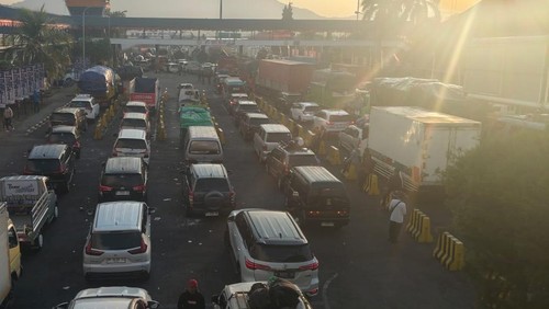 Antrean kendaraan di area parkir Pelabuhan Gilimanuk, Jembrana, Bali, Minggu (23/8/2026). (Foto: Dok. Istimewa)