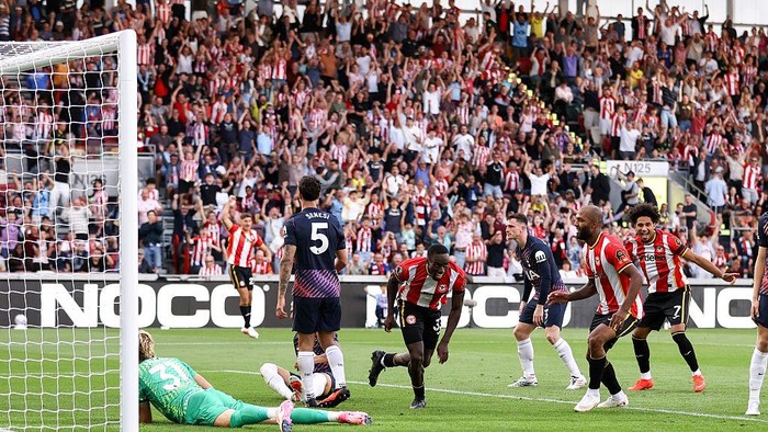 BRENTFORD, ENGLAND - AUGUST 22: Michael Kayode of Brentford celebrates their third goal during the Premier League 2026/27 match between Brentford and Tottenham Hotspur at Gtech Community Stadium on August 22, 2026 in Brentford, United Kingdom. (Photo by Jacques Feeney/Offside/Offside via Getty Images)