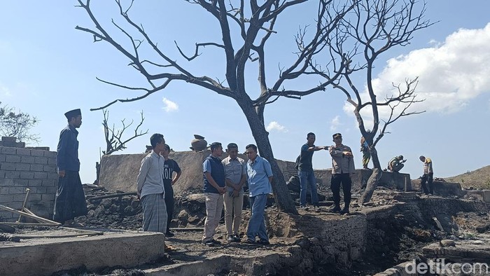 Bupati Lombok Tengah, Lalu Pathul Bahri, saat meninjau lokasi kebakarandi Desa Adat Sade, Kecamatan Pujut, Lombok Tengah, NTB, Minggu (23/6/2026). (Foto:Edi Suryansyah/detikBali)