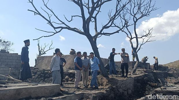 Bupati Lombok Tengah, Lalu Pathul Bahri, saat meninjau lokasi kebakaran di Desa Adat Sade, Kecamatan Pujut, Lombok Tengah, NTB, Minggu (23/6/2026). (Foto: Edi Suryansyah/detikBali)