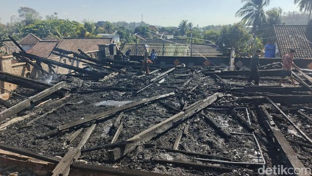 Rumah-rumah Suku Sasak di Desa Adat Sade rata dengan tanah usai terbakar, Minggu (23/8/2026).
