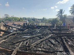Foto: Rumah-rumah Suku Sasak di Desa Adat Sade rata dengan tanah usai terbakar, Minggu (23/8/2026). (Edi Suryansyah/detikbali)