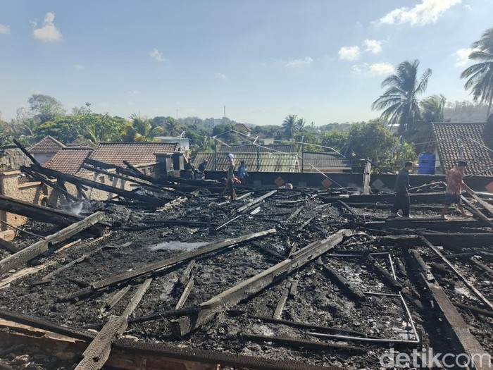 Rumah-rumah Suku Sasak di Desa Adat Sade rata dengan tanah usai terbakar, Minggu (23/8/2026).
