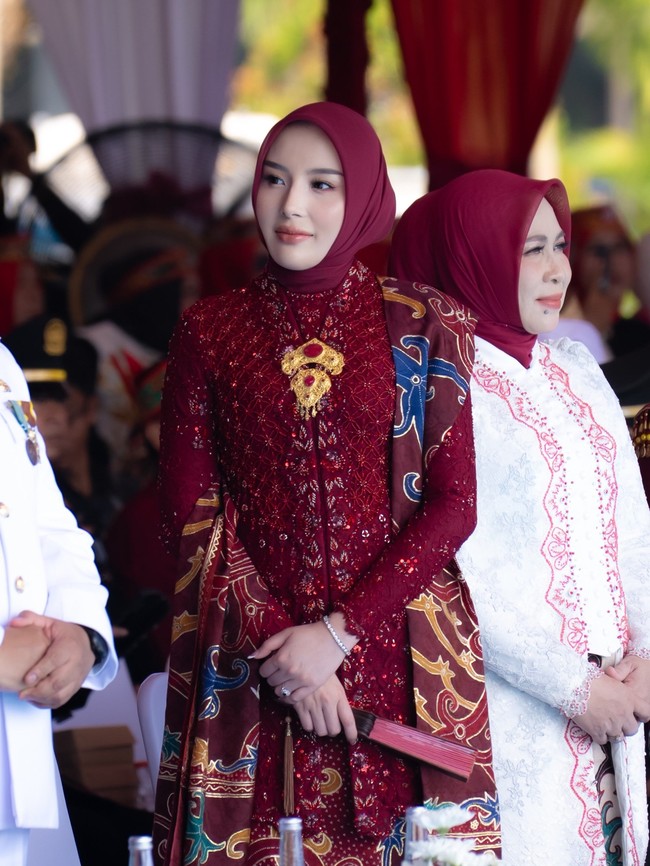 Dalam unggahannya di Instagram Thisia mensyukuri pertambahan usianya. Bertambahnya usia mengajarkanku bahwa hidup bukan tentang menjadi sempurna, tetapi tentang belajar mencintai diri sendiri, menerima setiap proses, dan mensyukuri setiap langkah yang telah dilalui. Karena pada akhirnya, perjalanan ini adalah tentang menjadi versi terbaik dari diri sendiri, dengan hati yang penuh syukur, tulisnya. Foto: Dok. Instagram @thisia.halijam.
