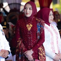 Dalam unggahannya di Instagram Thisia mensyukuri pertambahan usianya. Bertambahnya usia mengajarkanku bahwa hidup bukan tentang menjadi sempurna, tetapi tentang belajar mencintai diri sendiri, menerima setiap proses, dan mensyukuri setiap langkah yang telah dilalui. Karena pada akhirnya, perjalanan ini adalah tentang menjadi versi terbaik dari diri sendiri, dengan hati yang penuh syukur, tulisnya. Foto: Dok. Instagram @thisia.halijam.