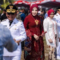 Kini penampilan Aisyah Thisia yang baru saja ulang tahun ke-27 itu juga jadi atensi. Saat mengikuti perayaan HUT RI ke-81, Thisia tampil dalam balutan kebaya kutubaru modifikasi berwarna merah marun dengan detail payet yang penuh dan mewah. Ia memadukannya dengan jilbab segi empat berwarna senada yang ditata rapi, serta kain batik lilit berwarna cokelat tua dengan motif floral berwarna cerah. Foto: Dok. Instagram @thisia.halijam.