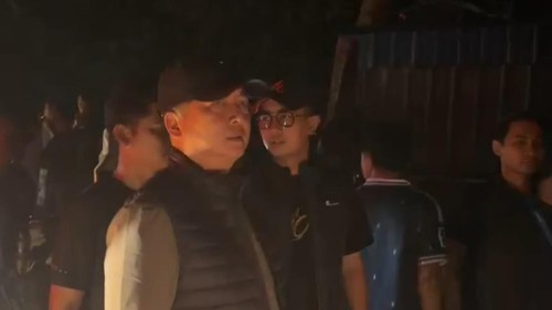 Gubernur NTB Lalu Muhamad Iqbal saat turun meninjau saat kobaran api lalap semu rumah adat di Sade, Desa Rembitan, Kecamatan Pujut, Lombok Tengah, Sabtu hingga Minggu dini hari tadi (23/8/2026). (Foto: Pemprov NTB).
