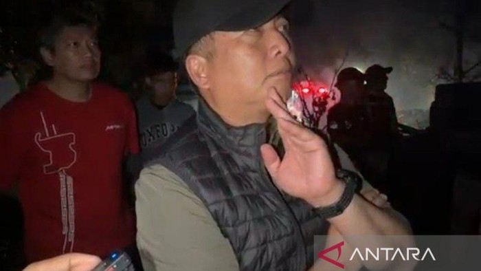 Gubernur Nusa Tenggara Barat (NTB), Lalu Muhamad Iqbal memantau lokasi kebakaran rumah adat Desa Sade Lombok Tengah pada Sabtu (22/8) malam usai tiba dari Nusa Tenggara Timur (NTT) setelah empat hari mendampingi misi kemanusiaan bagi korban gempa. AN