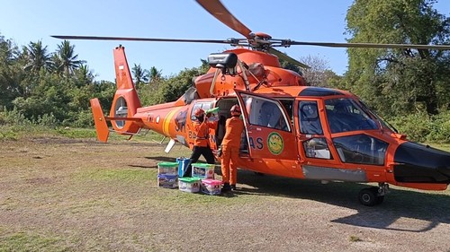 Helikopter milik Basarnas distribusi bantuan logistik kepada terdampak gempa di Manggarai Timur, NTT, Minggu (23/8/2026).