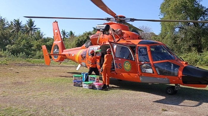Helikopter milik Basarnas distribusi bantuan logistik kepada terdampak gempa di Manggarai Timur, NTT, Minggu (23/8/2026).