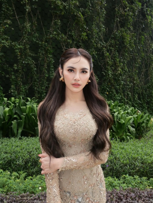 Tak ketinggalan inspirasi gaya kondangan Mahalini yang tampil cantik berkebaya. Tidak harus pakai sanggul, rambut panjang yang ditata rapi dan dibuat sedikit bergelombang bisa membuatmu tampil feminin saat berkebaya. Foto: Dok. Instagram