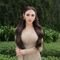 Tak ketinggalan inspirasi gaya kondangan Mahalini yang tampil cantik berkebaya. Tidak harus pakai sanggul, rambut panjang yang ditata rapi dan dibuat sedikit bergelombang bisa membuatmu tampil feminin saat berkebaya. Foto: Dok. Instagram
