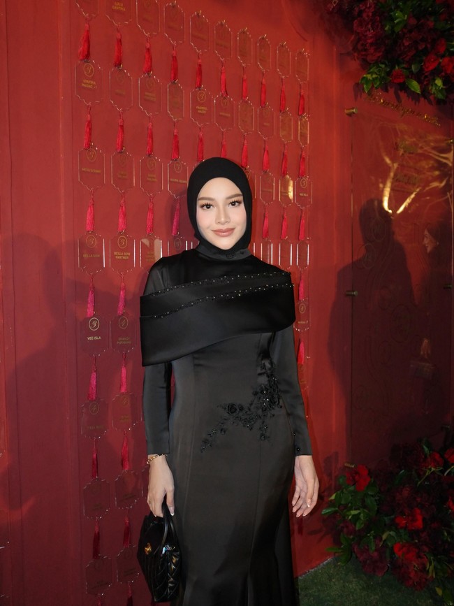 Gaun hitam memang tidak pernah salah saat dipakai kondangan malam hari. Untuk kamu yang berhijab bisa melihat inspirasi dari Aurel Hermansyah. Penampilannya simple dan tampak berkelas.Foto: Dok. Instagram