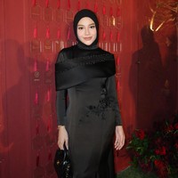 Gaun hitam memang tidak pernah salah saat dipakai kondangan malam hari. Untuk kamu yang berhijab bisa melihat inspirasi dari Aurel Hermansyah. Penampilannya simple dan tampak berkelas.Foto: Dok. Instagram