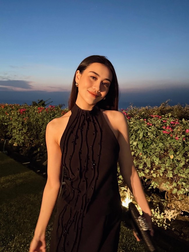 Gaun halter neck yang dipakai Aaliyah Massaid bisa menjadi inspirasi baju kondangan malam hari. Cukup pilih yang simple, tanpa banyak aksen, hanya perlu beberapa detail beads yang menambah kemewahan di atasnya.Foto: Dok. Instagram