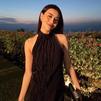 Gaun halter neck yang dipakai Aaliyah Massaid bisa menjadi inspirasi baju kondangan malam hari. Cukup pilih yang simple, tanpa banyak aksen, hanya perlu beberapa detail beads yang menambah kemewahan di atasnya.Foto: Dok. Instagram