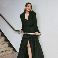 Mungkin gaya Raisa Andriana kali ini bisa menjadi inspirasi outfit kondangan. Ketika memakai gaun berpotongan dada rendah maka bisa menambah cropped blazer senada seperti gaunnya agar tampil lebih elegan dan percaya diri.Foto: Dok. Instagram