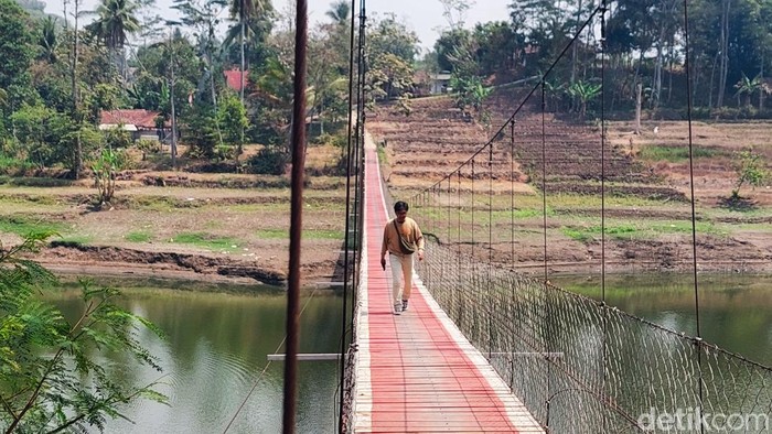 Jembatan Gantung Sungai Cicadas penghubung 2 Desa di Pelosok KBB