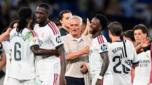 Soccer Football - LaLiga - Espanyol v Real Madrid - RCDE Stadium, Cornella de Llobregat, Spain - August 22, 2026 Real Madrid coach Jose Mourinho celebrates after the match with Real Madrids Vinicius Junior REUTERS/Pablo Morano     TPX IMAGES OF THE DAY