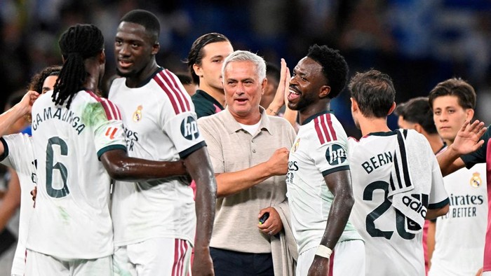 Soccer Football - LaLiga - Espanyol v Real Madrid - RCDE Stadium, Cornella de Llobregat, Spain - August 22, 2026 Real Madrid coach Jose Mourinho celebrates after the match with Real Madrids Vinicius Junior REUTERS/Pablo Morano     TPX IMAGES OF THE DAY