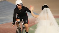 Yuki Sasaki tampil mengayuh sepeda di velodrome sambil melakukan high-five manis ke Jun Amaki yang mengenakan gaun pengantin. Yuki adalah sosok yang sangat hangat. Ia senantiasa merangkul seluruh diri saya dengan penuh kelembutan dalam situasi apa pun, tulisnya. (Foto: dok Instagram jun.amaki)