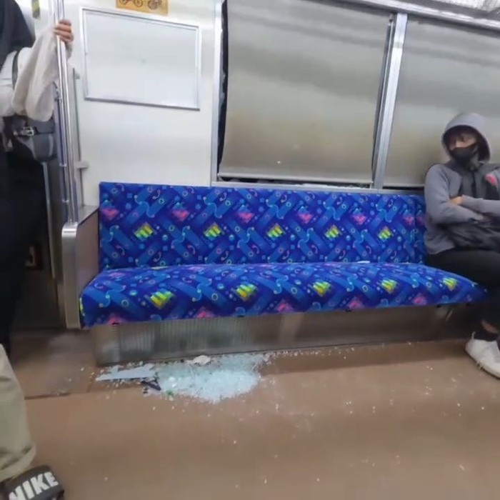 Kaca KRL pecah dilempar botol miras (dok. screenshot)