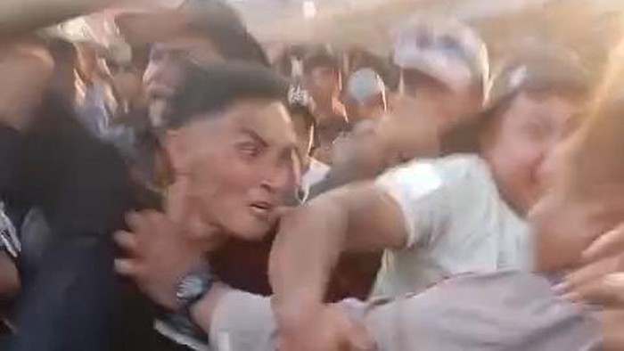 Situasi kericuhan yang terjadi saat karnaval di Desa Rowobungkul, Ngawen, Blora, Sabtu (22/8/2026).