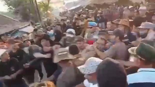 Situasi kericuhan yang terjadi saat karnaval di Desa Rowobungkul, Ngawen, Blora, Sabtu (22/8/2026).