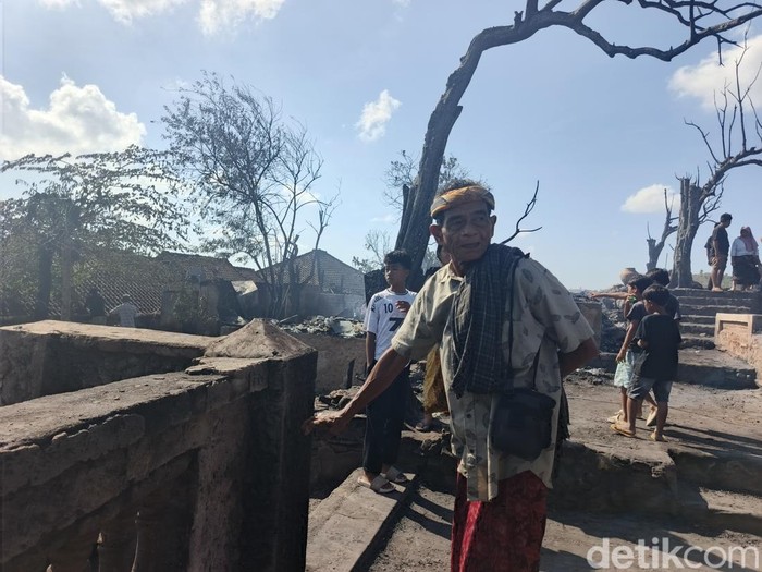 Sejumlah warga melihat sisa-sisa kebakaran di Desa Adat Sade, Lombok Tengah, Minggu (23/8/2026).