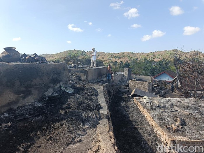 Ratusan rumah Sasak ludes terbakar di Desa Adat Sade, Lombok Tengah, Sabtu (22/8/2026).
