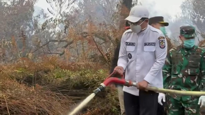 Bupati Zukri saat pemadaman lahan terbakar di Kerumutan beberapa waktu lalu